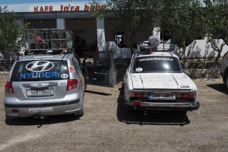 Potkali jsme mongol rally kucí jeli s malým sousedem z Nošovic